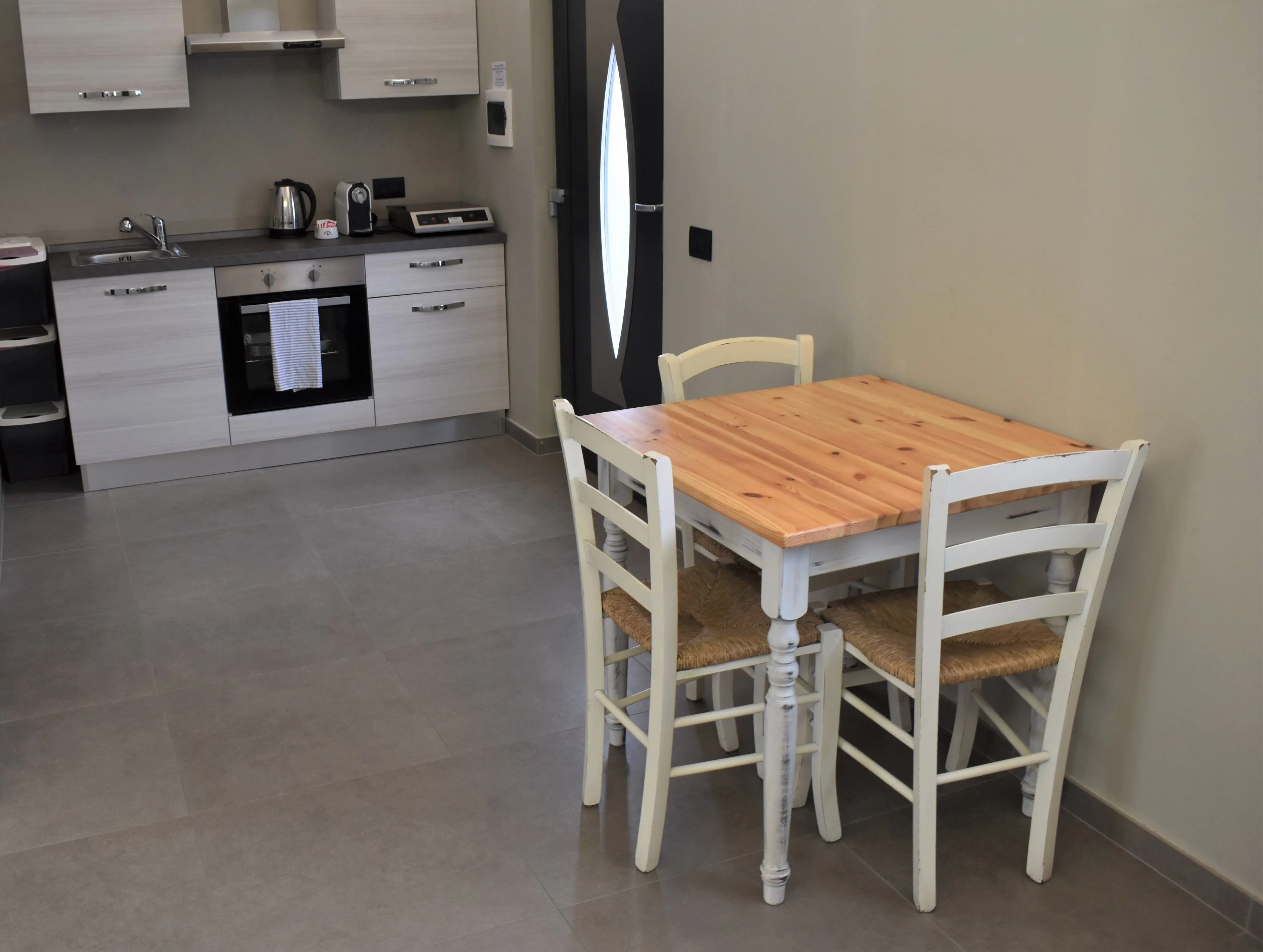 Black & White - Esterno